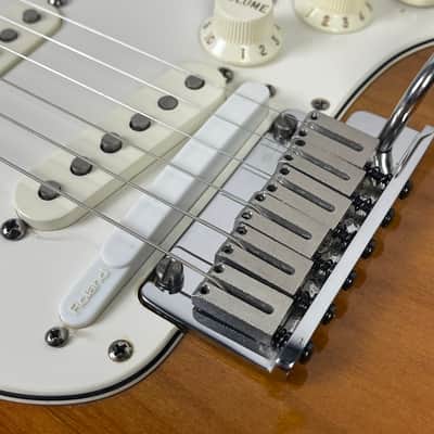 Fender American Series VG Stratocaster with Maple Fretboard 2007 - 2009 - 3-Color Sunburst image 13