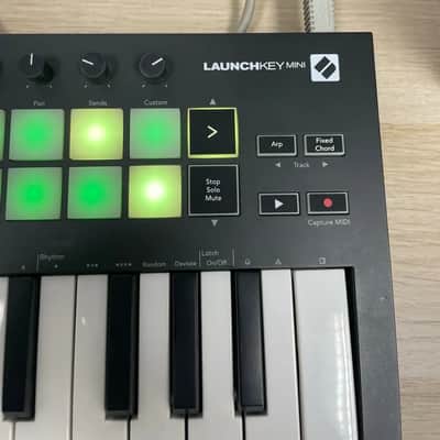 Novation Launchkey Mini MKIII MIDI Keyboard Controller 2019 - Present - Black image 4