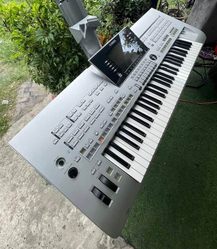 Yamaha Tyros4 61-Key Arranger Workstation Keyboard