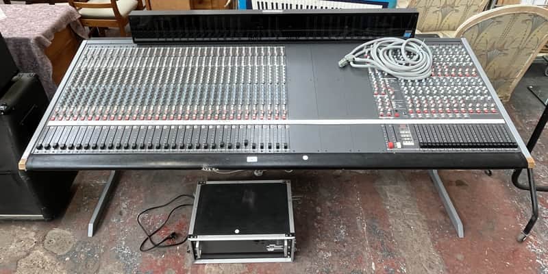 Immagine Allen & Heath Saber Mk2 Plus 32ch Mixing Console M32134 + RPS2 PSU - Vintage Allen & Heath Saber Mk2 Plus Late 1980s - Grey/Black - 1