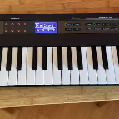 Yamaha Reface DX 37-Key FM Synthesizer with Decksaver – Excellent Condition