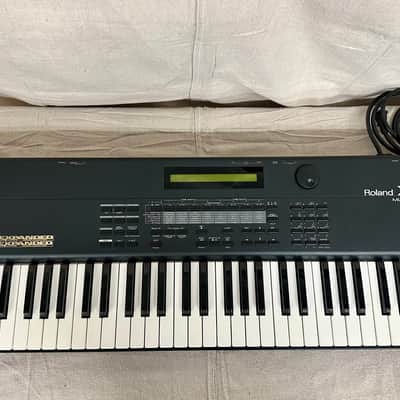 Roland XP-50 61-Key 64-Voice Music Workstation Keyboard 1995 - 1998 - Black