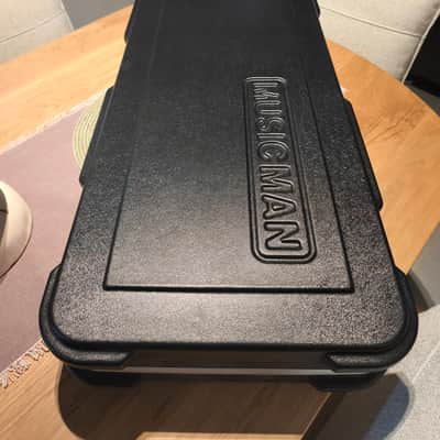 ERNIE BALL MUSIC MAN HARD CASE MM5983 - black image 4