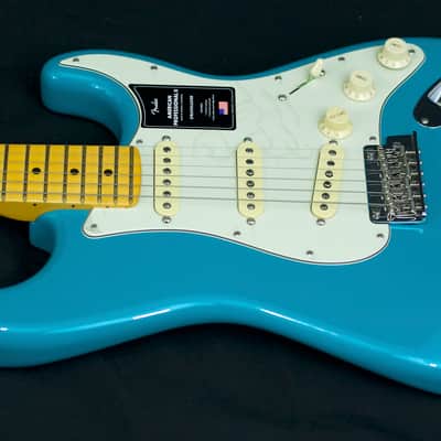 Fender  American Professional II Stratocaster  2023 - Miami Blue image 2
