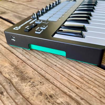Novation Launchkey Mini MKII MIDI Keyboard Controller with Gator Case image 4