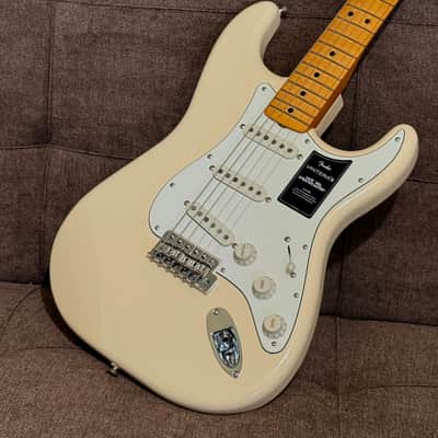 Fender Vintera III Late '60s Stratocaster with Fender Deluxe Gig Bag and Case Candy - 2025 Model in Olympic White image 4