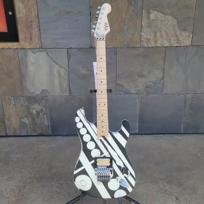 EVH® Striped Series Circles, Maple Fingerboard, White and Black with Gigbag image 3