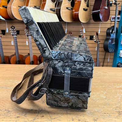 Hohner 41-Key Vintage Accordion image 9