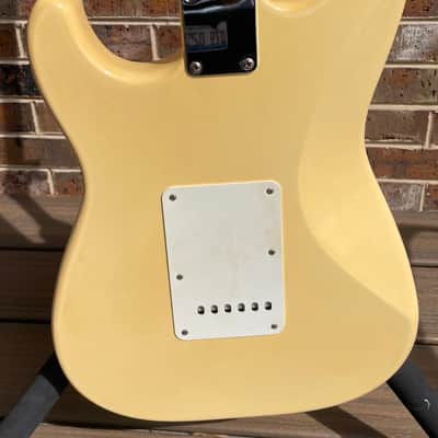 Fender California Stratocaster with Maple Fretboard 1997 - 1998 - Vintage White image 3