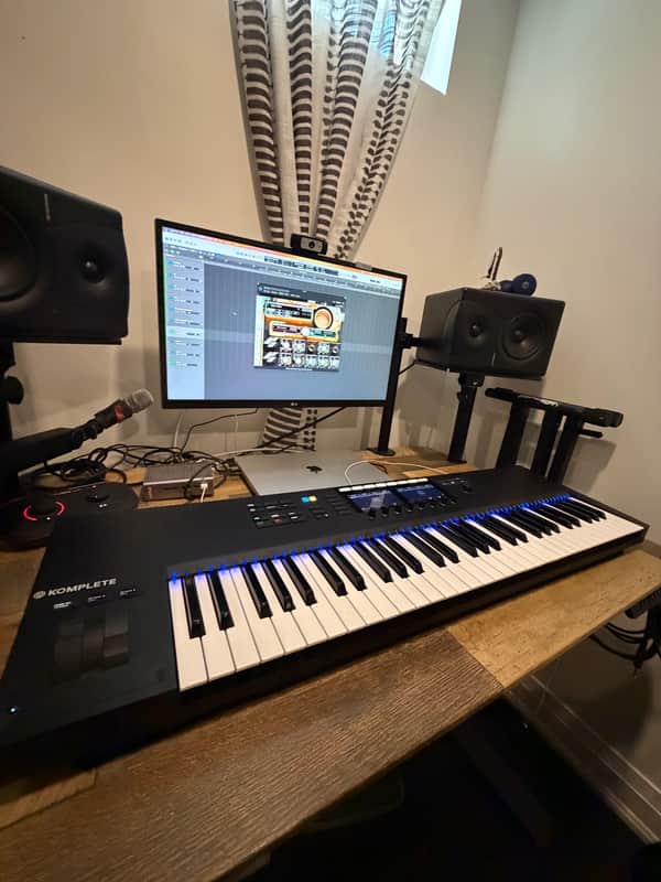 Native Instruments Komplete Kontrol S61 Mk2 2010s - Black image 1