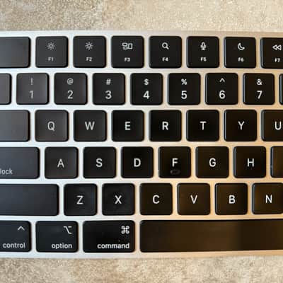 Magic Keyboard with Touch ID and Numeric Keypad for Mac models with Apple silicon - US English - Black Keys image 2