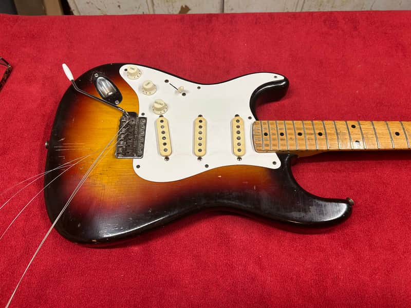 Fender Stratocaster with tremolo, left handed 1959 - 3-color sunburst image 1