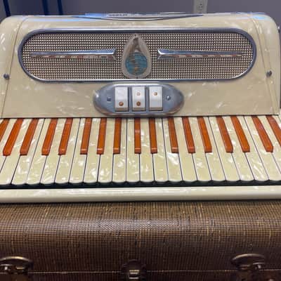 Universal Accordion in Pearl White image 2