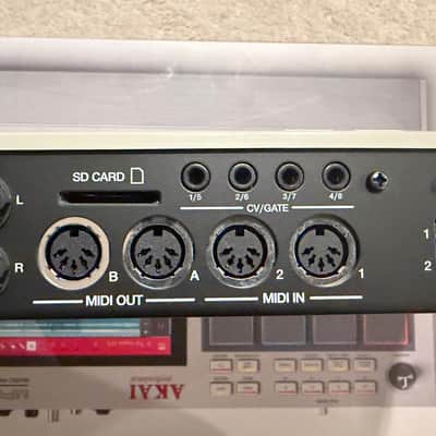 Akai MPC Live II Standalone Sampler / Sequencer Retro Edition 2020 - Present - Grey image 13