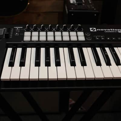 Novation Launchkey 25 MK2 MIDI Keyboard (Includes Ableton Live Lite 9 and other synth software) image 1