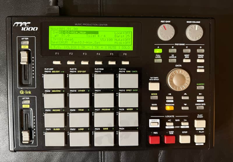 Akai MPC1000 Music Production Center 2004 - 2013 - Black image 1