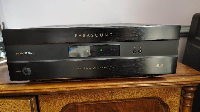 Parasound 2250 V2 amplifier in excellent condition - 2000's