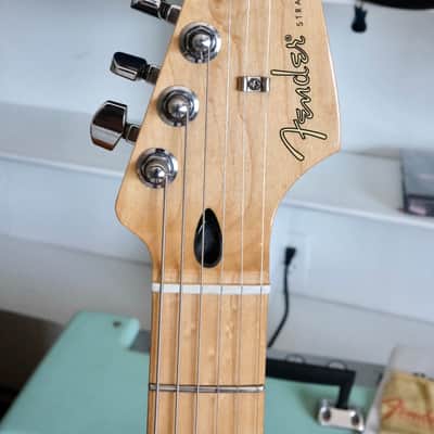 ‘21 Fender Player Stratocaster with Maple Fretboard Shell Pink image 3