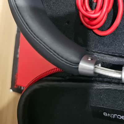 Beats by Dre Executive 2010-2025 - Silver/Red image 3