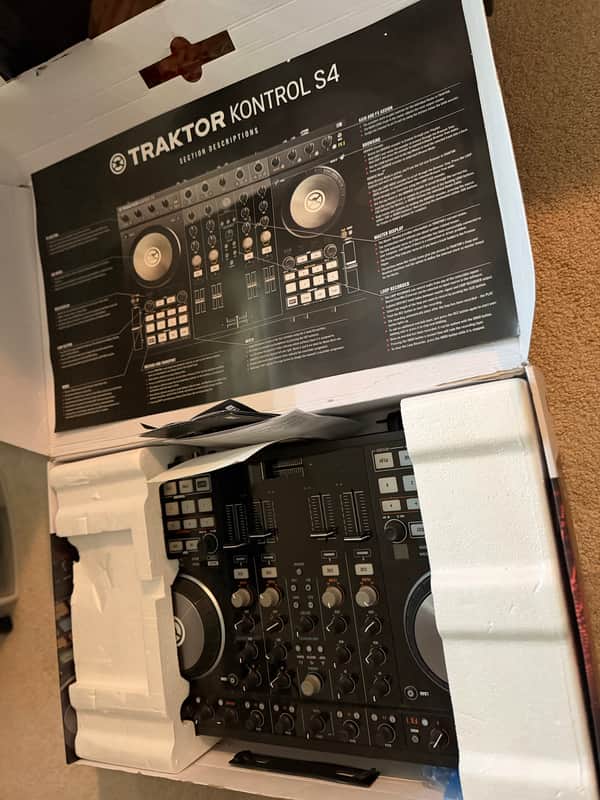 Native Instruments Traktor Kontrol S4 2024 black