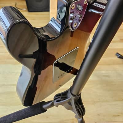Classic Player Tele® Deluxe w/ Tremolo, Maple Fingerboard, 3 Tone Sunburst image 9