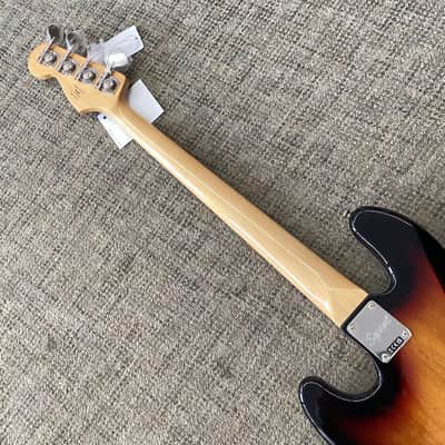 Squier Classic Vibe '60s Jazz Bass Fretless in 3-Color Sunburst image 5