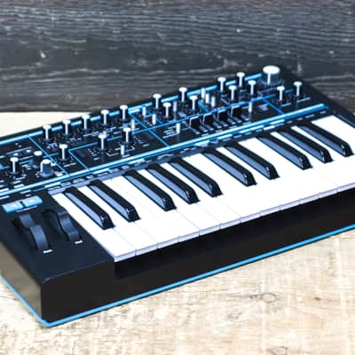 Novation Bass Station II Paraphonic Analogue Synthesizer 25-Note Keyboard w/Box image 5