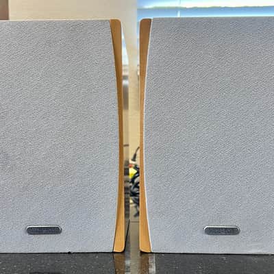Cambridge Soundworks Newton M50 2-Way Bookshelf Speakers by Henry Kloss; Tested image 2