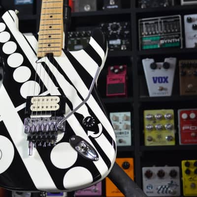 EVH Striped Series "Circles/See Ya" 2010 - 2024 - Gloss Black/White image 3