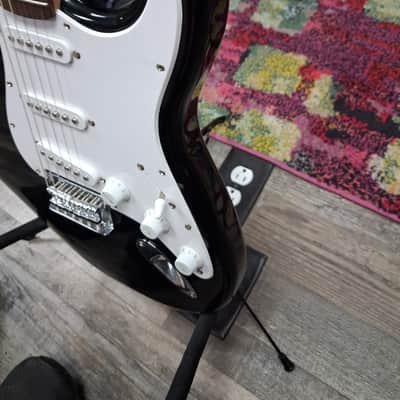 Squier Bullet Stratocaster HT with Laurel Fretboard 2018 - Present - Black image 5