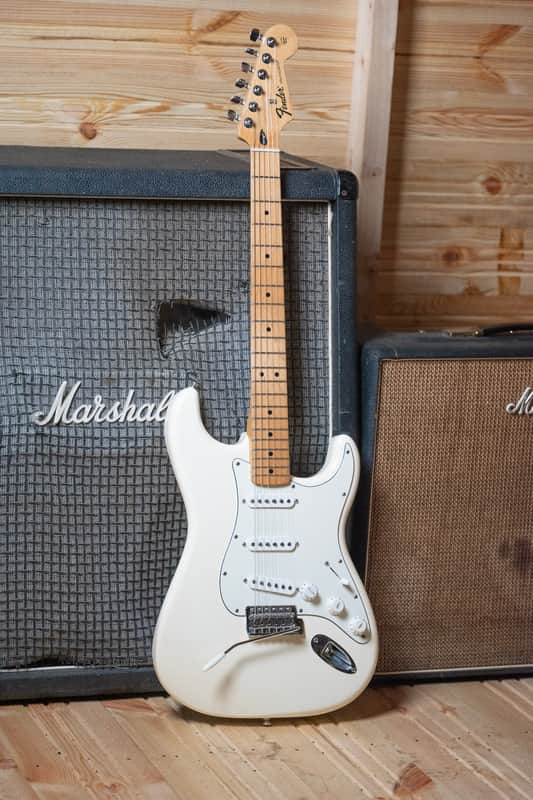 2017 Fender Mexico Stratocaster Standard - in Olympic White