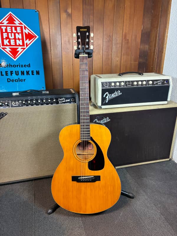 Yamaha FG-110 Folk Acoustic Guitar w/Chipboard Case (Late 1960's - Early 1970's)