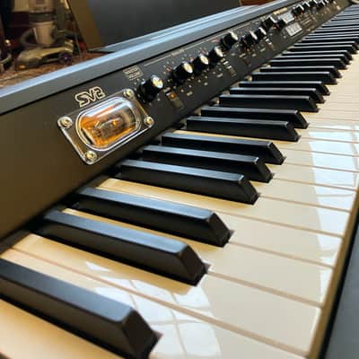 Korg SV2-88 + Korg Stand With Legs + Korg Pedal + Castle Cases Flightcase