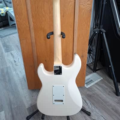 G&L Tribute Legacy - Olympic white- with Deluxe Fender gig bag image 5