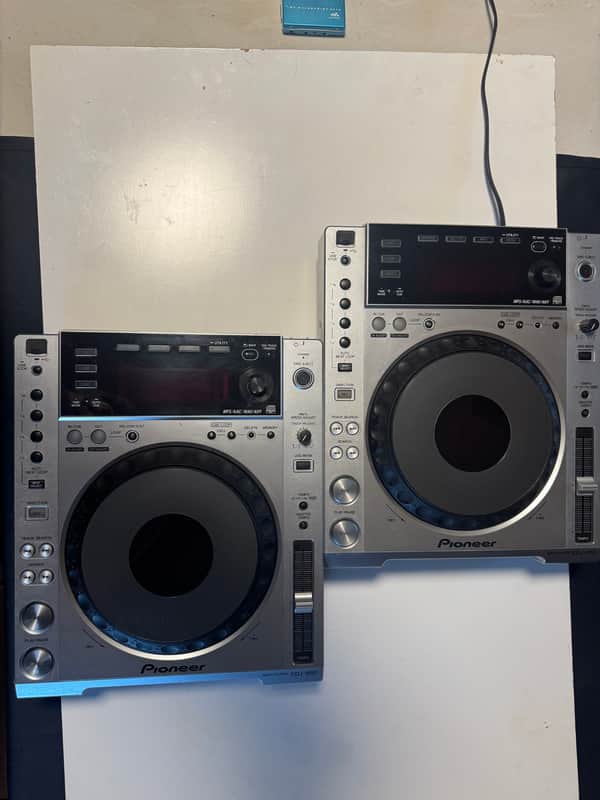 Pioneer CDJ-850 2011 - Chrome/Silver image 1