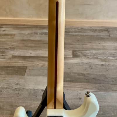 Squier Stratocaster w/ RoadRunner Hard Case & Xtras - Olympic White image 9