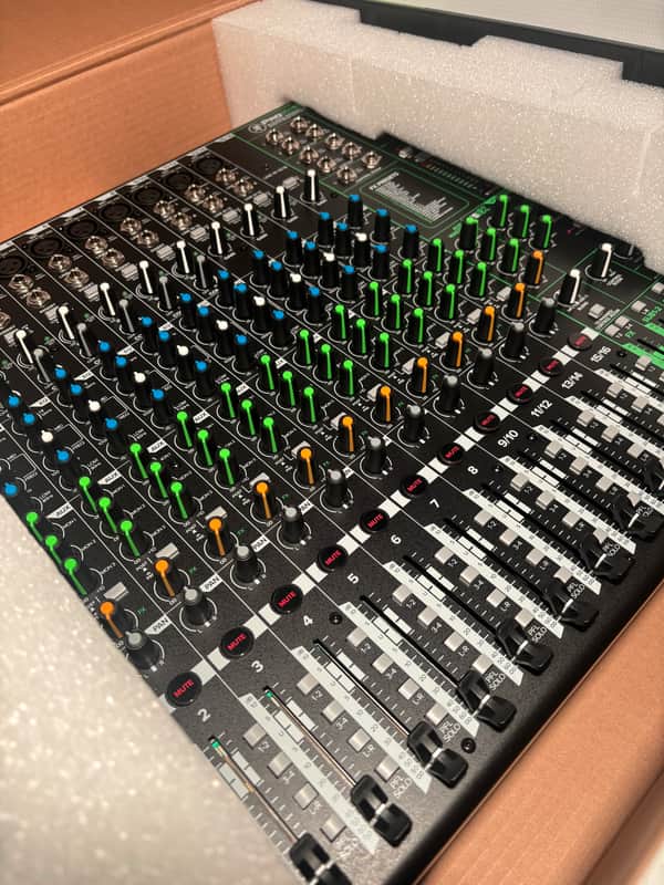 Mackie ProFX16v3 16-Channel Effects Mixer