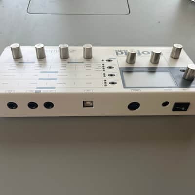 Waldorf Blofeld Desktop Synthesizer 2007 - Present - White image 4