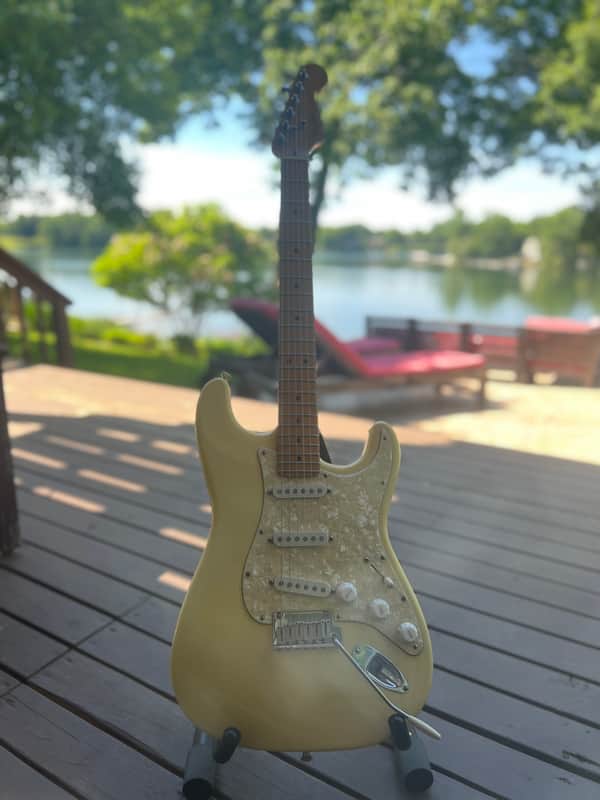 Fender American Standard Stratocaster with Maple Fretboard 1996 - 1997 Vintage White image 1