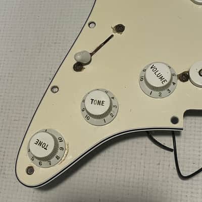 2006 MIM Fender Mexico Stratocaster Lefty White Loaded SSS Pickguard 11 Screw 3 Ply image 6