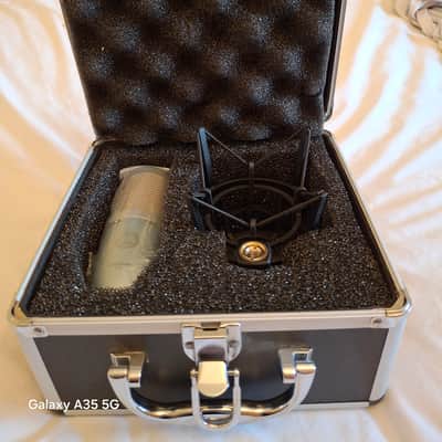 AKG Perception 220 (P220) Cardioid Condenser Microphone + Flight Case & Mount image 2