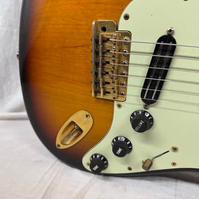 Fender USA SRV Stevie Ray Vaughan Signature Stratocaster Guitar with DiMarzio Hot Rails pickups + Case 1994 - 3-Color Sunburst / Pau Ferro fingerboard image 4