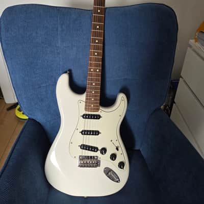 Fender Player Stratocaster with Pau Ferro Fretboard 2018 - 2024 - Polar White image 1