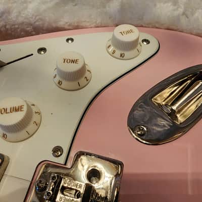 Squier Classic Vibe ’60s Stratocaster HSS Shell Pink + CME Pink Hardshell Case image 5