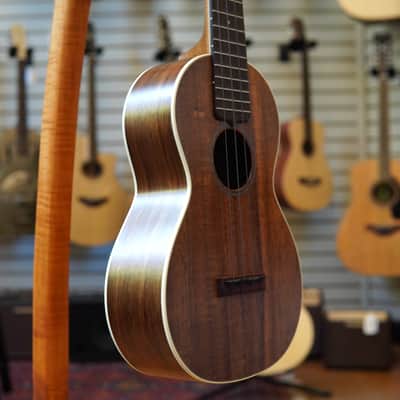 Martin 2K All-solid Hawaiian Koa Concert Ukulele w/Padded Gig Bag image 2