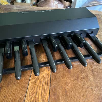 Hammond XPK-130G 13-Note Midi Pedal Board, with built-in sounds! image 2
