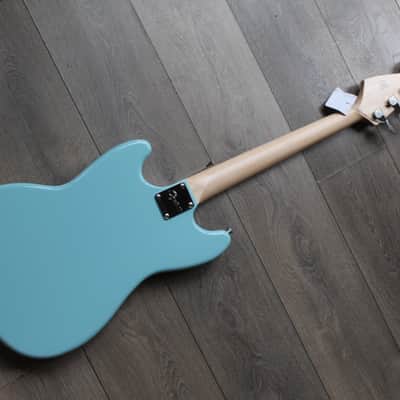 SQUIER "Sonic® Bronco™ Bass, Laurel Fingerboard, White Pickguard, Daphne Blue" 3, 30 KG image 2