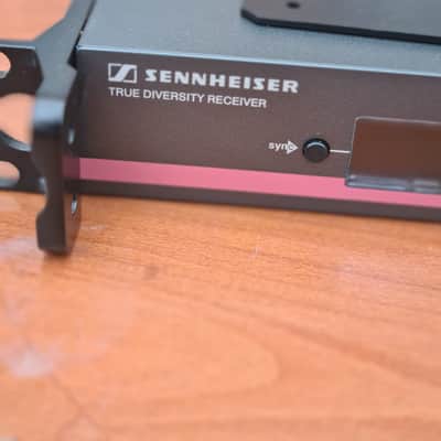 Sennheiser Sennheiser EM 100 G3 True Diversity Receiver – 516–558 MHz – Rack Mount Included imagen 8