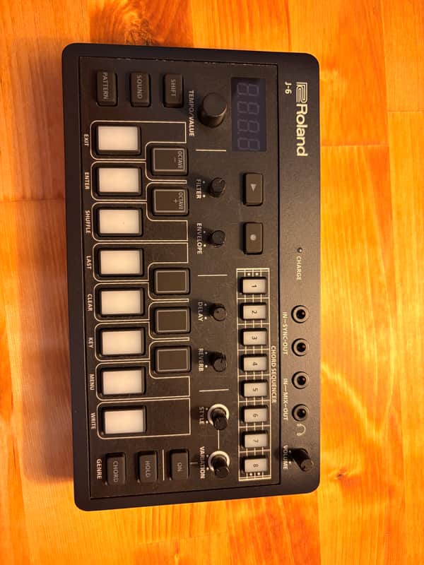 Roland J-6 AIRA Compact Chord Synthesizer 2022 - Present - Black image 1
