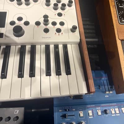 Modal Electronics 001 Hybrid Digital / Analog 2-Voice Synthesizer 2010s - White image 4